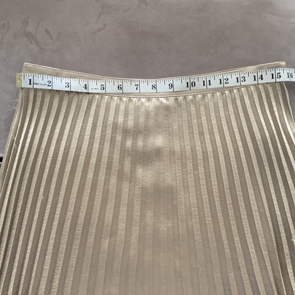 DKNY NWT Gold Satin Pleated Skirt size 8 - Picture 14 of 15